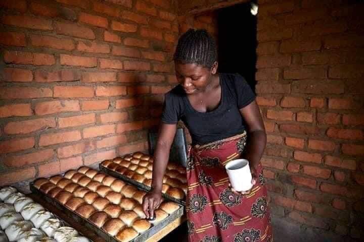 Thierry_Ngogang's tweet photo. Du pain fabriqué au Cameroun à base de farine de manioc afin de réduire la dépendance en farine de blé en provenance d’Ukraine ou de Russie. 

Source:page Facebook « Belle Destination Cameroun » https://t.co/nL9U0ZkBzr