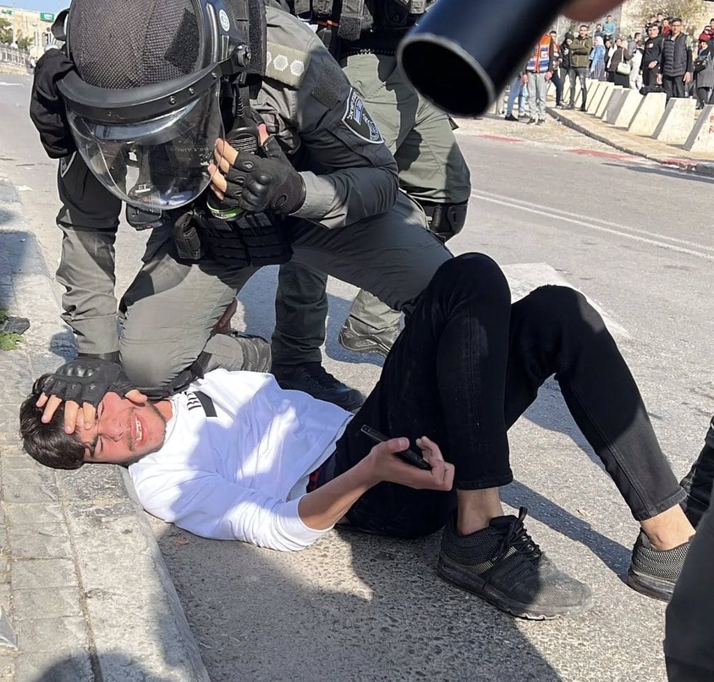 AyaIsleemEn's tweet photo. The picture tells you the extent of the terrorism of the Israeli occupation entity https://t.co/rt8IFQRunx