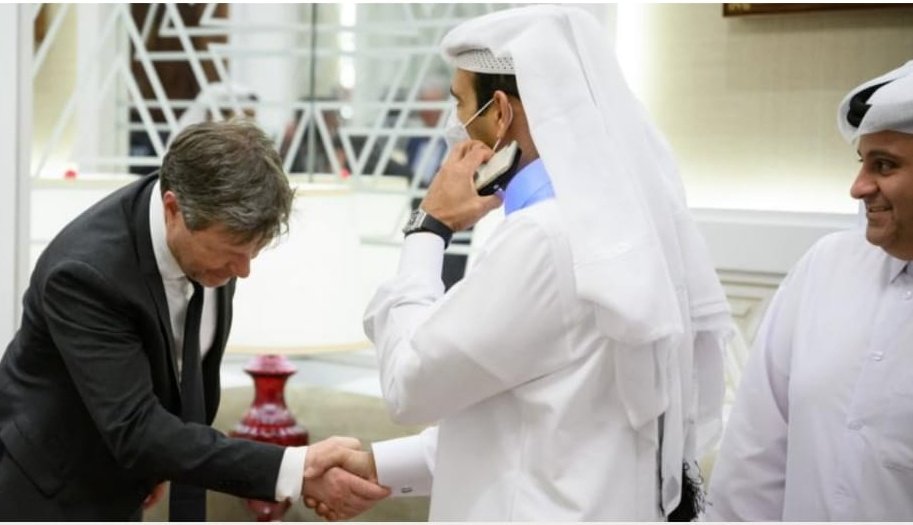 Bundeswirtschaftsminister #Habeck mit gesenktem Haupt &amp; gebückter Haltung, so tief kann man also sinken - wer #Deutschland so im Ausland repräsentiert, den kann man doch nicht mehr ernst nehmen und das fällt sogar dem Mann rechts im Bild auf, der sich über Habeck amüsiert.#Katar