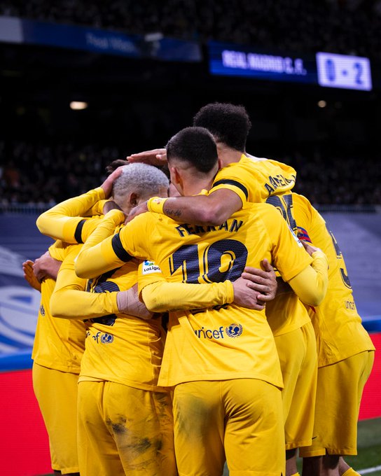 Real Madrid-Barcelona maçında Barcelonalı oyuncuların gol sevinci