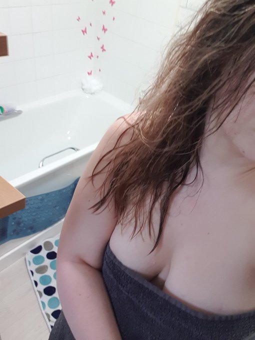 Well this towel seems to be falling down. Whos coming over to my OF to see more  https://t.co/8b8EQVwnxj