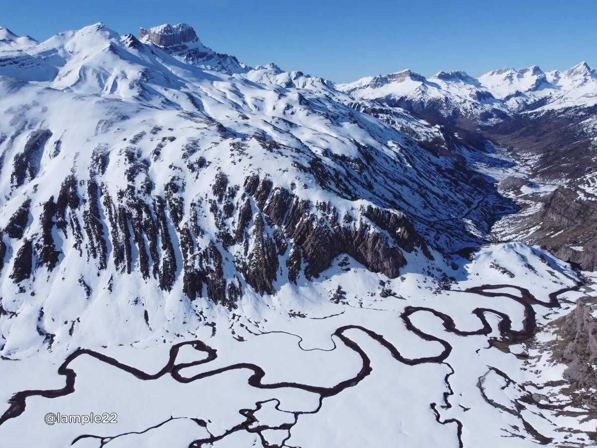 Aguatuerta vestida de blanco. Inconfundible cabecera del Aragón Subordán 🏞❄

// Imagen de Luis Lample 

#Fotografía #Pirineo