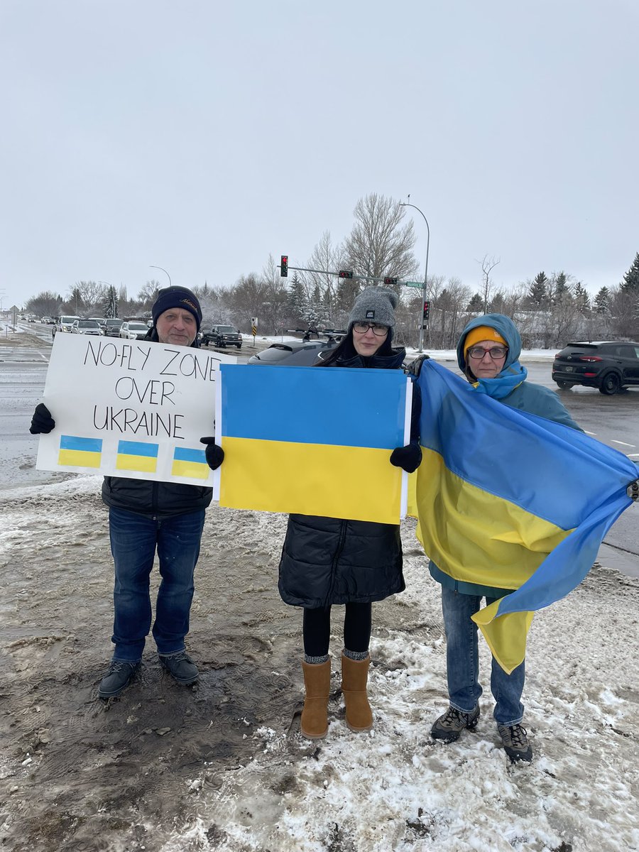 LPohoreski's tweet photo. Standing on the corner of Baseline road and Sherwood Drive, we show our support for Ukraine! #StandWithUkraine  #GloryToUkraine #СлаваУкраїні https://t.co/TxLHtZe6Pm