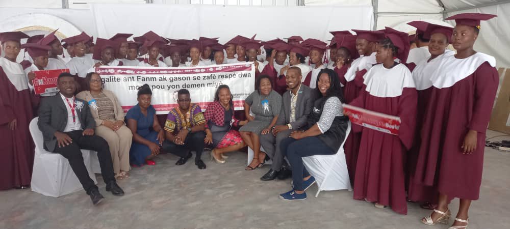 kabore8saidou's tweet photo. Spotlight programme Haïti - Today a Brefet, Cayes, Sud #Haiti : 90 jeunes filles mères et femmes a risque de VGB graduées en couture et en art floral avec l’appui du ministère à la condition féminine | @unicef | #Fosref| @UNFPAHaiti | @savethechildren| https://t.co/yf2MMfGjcx