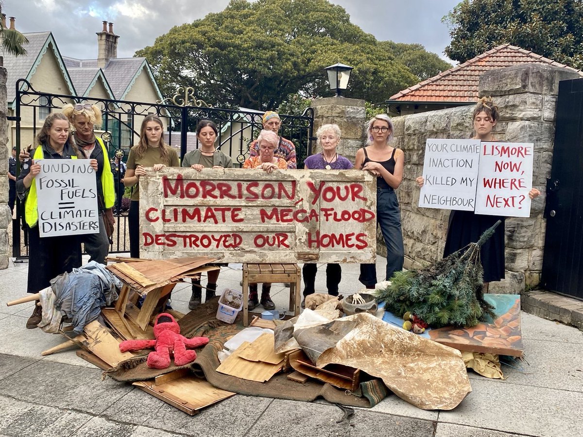 XRebellionAus's tweet photo. 💥 BREAKING 💥

Nine survivors of Lismore’s fossil-fuelled megafloods have dumped flood-destroyed possessions outside @ScottMorrisonMP’s official Sydney residence, Kirribilli House. 

FOSSIL-FUELLED FLOODS = 
FOSSIL-FUELLED DEVASTATION https://t.co/Hc4thSHIrE