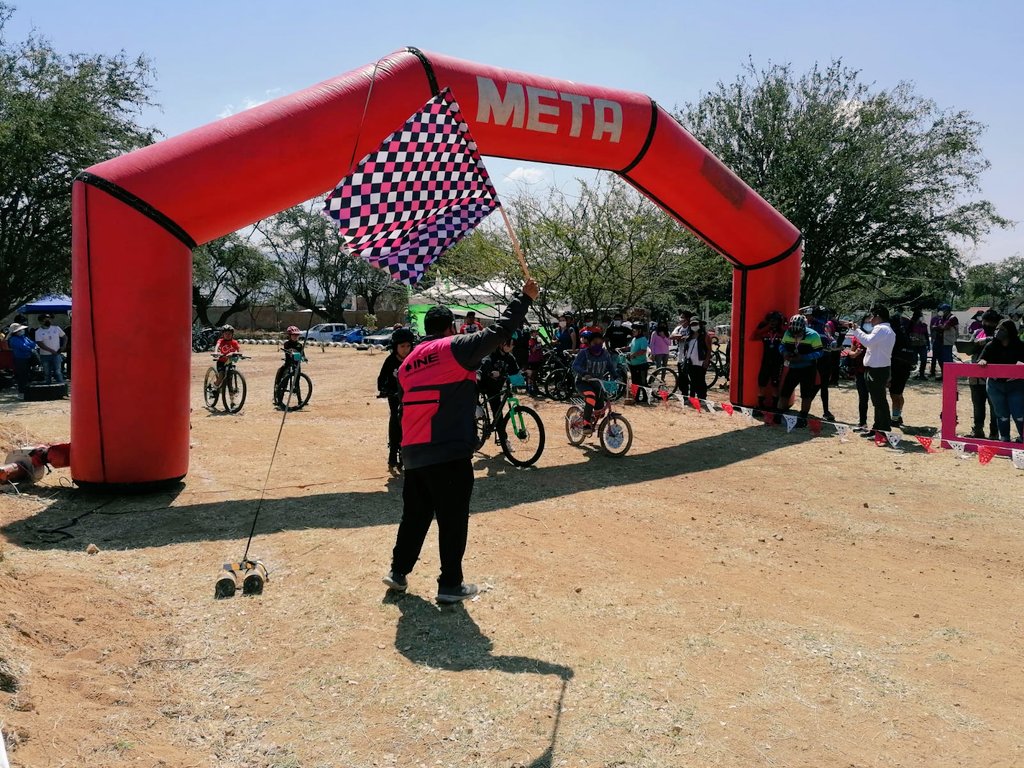 INE_Oaxaca's tweet photo. Chicos y grandes se dieron cita para llevar a acabo 🏁🚴‍♂��"La Rodada por la Participación Ciudadana"🏁🚴‍♀️, organizada por la 03 JD, H.C. de Huajuapan de León.
El recorrido realizado fue de 20KM, todas y todos los competidores dieron lo mejor de sí hasta llegar a la meta🏁.@edg_arias https://t.co/ylCWTXaknz