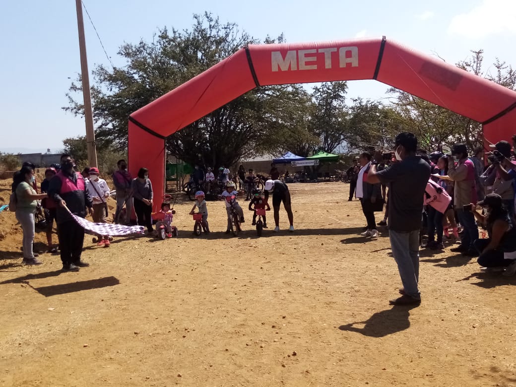 INE_Oaxaca's tweet photo. Chicos y grandes se dieron cita para llevar a acabo 🏁🚴‍♂��"La Rodada por la Participación Ciudadana"🏁🚴‍♀️, organizada por la 03 JD, H.C. de Huajuapan de León.
El recorrido realizado fue de 20KM, todas y todos los competidores dieron lo mejor de sí hasta llegar a la meta🏁.@edg_arias https://t.co/ylCWTXaknz
