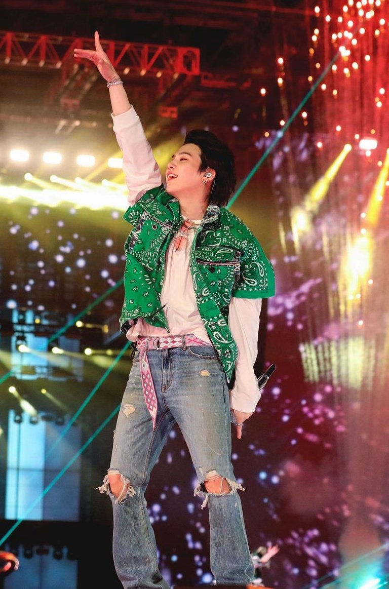 gummysmilelover's tweet photo. December                                     March https://t.co/i2f4zzFxSo