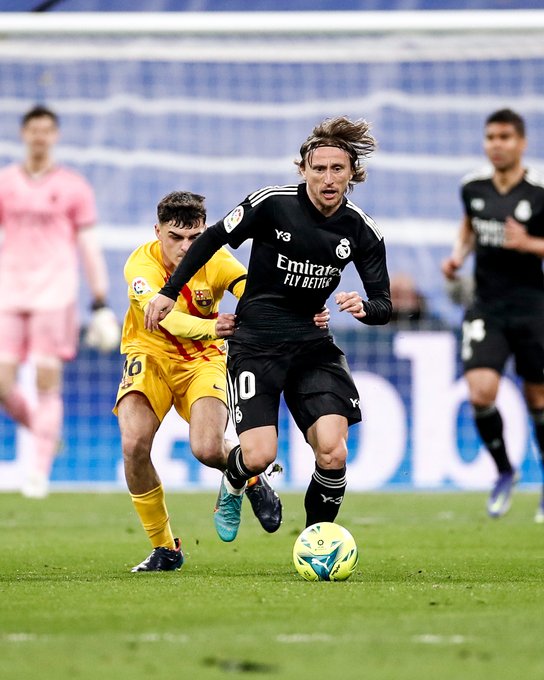 Real Madrid-Barcelona maçında Modric top sürerken