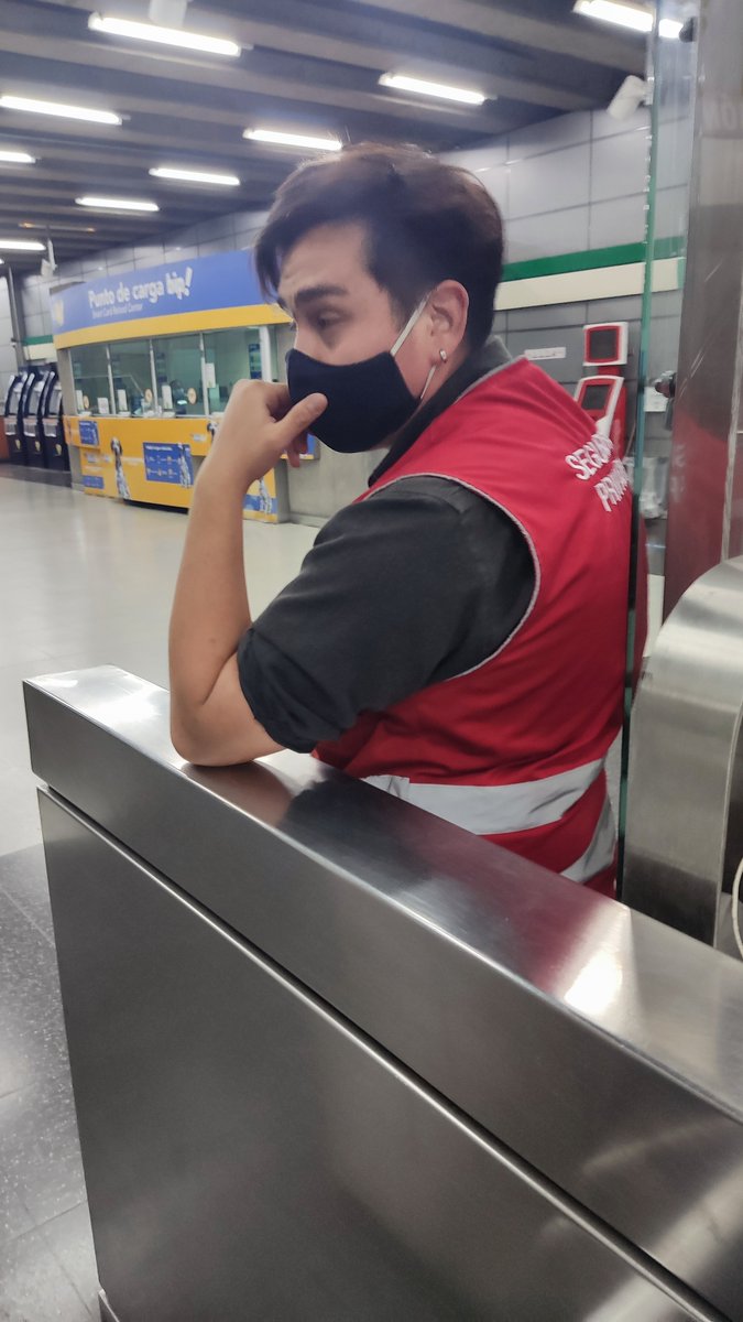 luiscarogonz's tweet photo. @metrodesantiago increíble uno pagando y el guardia del metro bellas artes dejando pasar sin pagar a personas arbitrarias "es mi decisión" dice https://t.co/PWSrFKOa1m