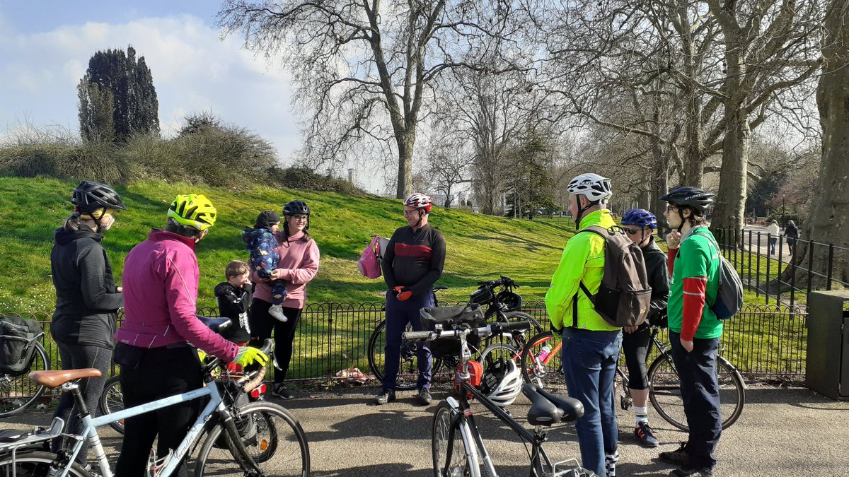 wandscycling's tweet image. A perfect day for a group ride along the Thames ☀️ Meeting other cycling enthusiasts 💚🧡💙, looking at great cycling infrastructure 🚲 and of course have cake! 🍰
There will be more rides soon.
Watch this space! 
#SpringRide #LoveYourBike #NewFriends #NeverEnoughCake