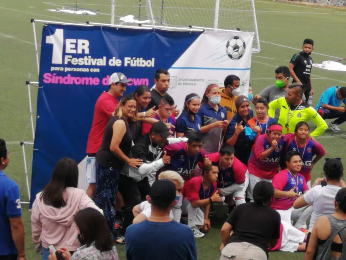 manoloherrerar's tweet photo. Estuvimos en el 1er  festival de fútbol para personas con Síndrome de Down, muchas felicidades a todos los que participaron  la pasamos de lujo !
⚽️🥅#seguimosreuniendoamigos https://t.co/kMav35zCvI