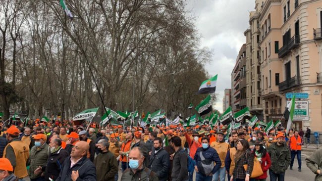 Moyano_Ale's tweet photo. El campo necesita una solución, y es el  PSOE quien va a darla

Creamos los cotos sociales para que gente humilde pudiera cazar.

La derecha nos quiere para que limpiemos sus escopetas y montemos sus puestos,ellos se manifiestan a caballo y nosotros a pie… 

Ahora,a ser valiente https://t.co/W2myXXFnly