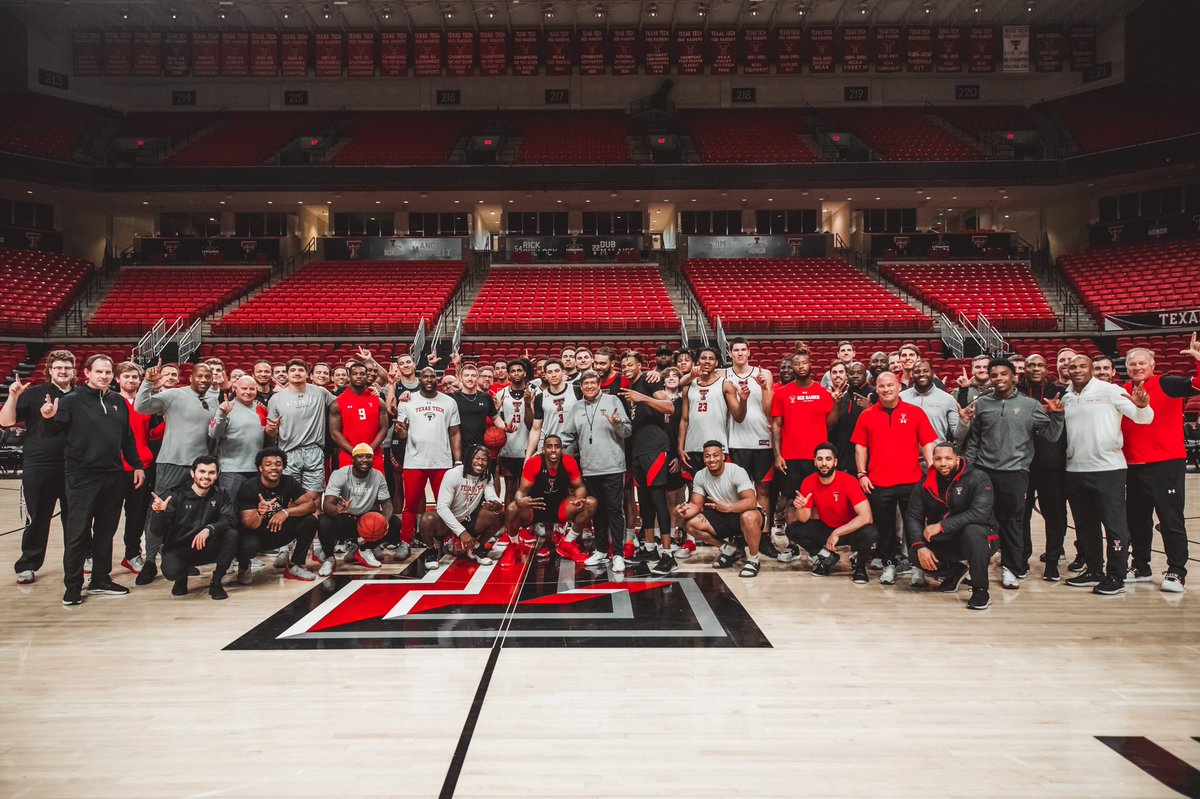 TexasTechFB's tweet photo. RT to wish @TexasTechMBB good luck today‼️ 

#BeatNotreDame https://t.co/gPswZ6nghc