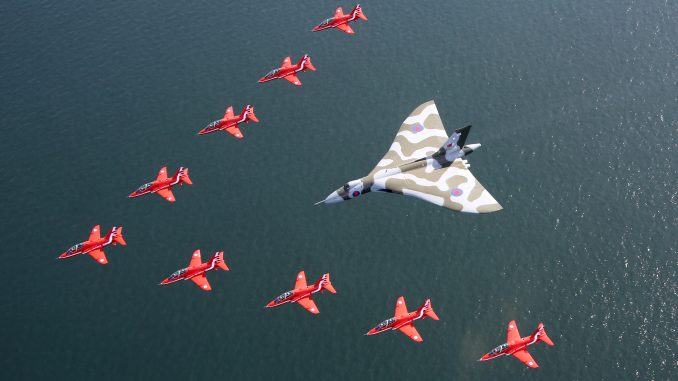 USAS_WW1's tweet image. #avgeek #aviation #airplanes – RAF’s V-Force consisted of the Vickers Valiant (first entered service 1955), Avro #Vulcan (1956) and Handley Page Victor (1957)! These were nuclear and conventional bombers. This THREAD is about the stunning Avro Vulcan! 1/