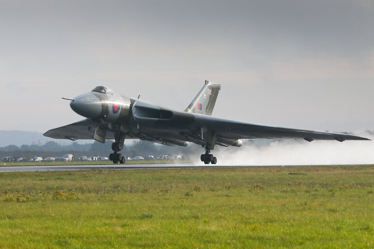 USAS_WW1's tweet image. #avgeek #aviation #airplanes – RAF’s V-Force consisted of the Vickers Valiant (first entered service 1955), Avro #Vulcan (1956) and Handley Page Victor (1957)! These were nuclear and conventional bombers. This THREAD is about the stunning Avro Vulcan! 1/