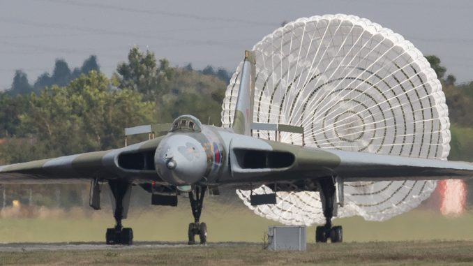USAS_WW1's tweet image. #avgeek #aviation #airplanes – RAF’s V-Force consisted of the Vickers Valiant (first entered service 1955), Avro #Vulcan (1956) and Handley Page Victor (1957)! These were nuclear and conventional bombers. This THREAD is about the stunning Avro Vulcan! 1/