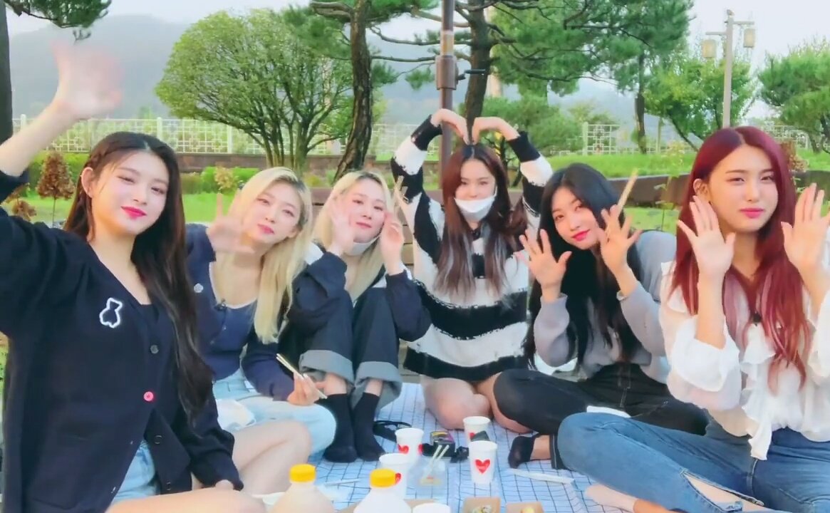 ever_beyey's tweet photo. HAPPY 3 YEARS WITH THESE TALENTED QUEENS! #3YearsWithEverglow #HAPPY_EVERGLOW_DAY https://t.co/w86x4Ndv6q