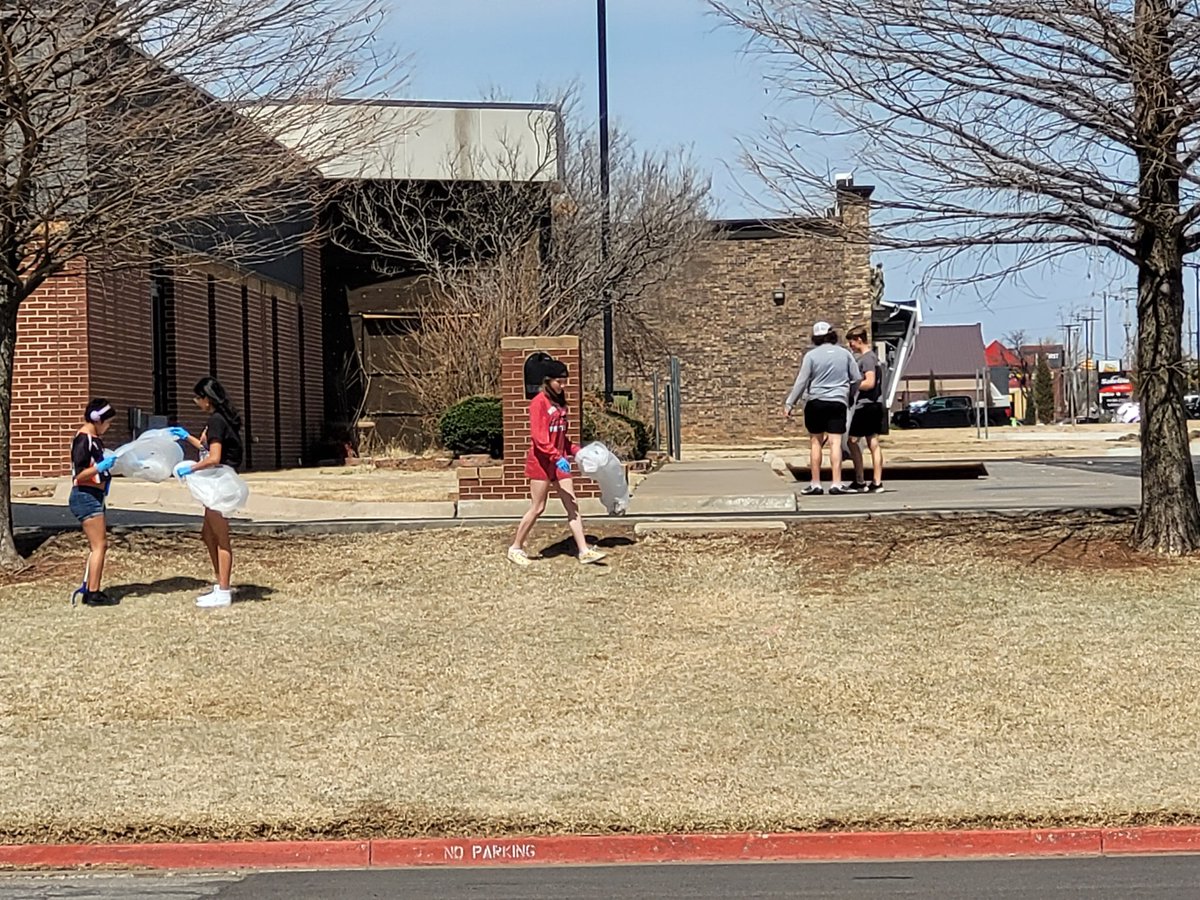 CoachWEvans's tweet photo. Great job to our @wrestlejags today! Our guys picked up tons of trash @WestmooreHS! #schoolpride https://t.co/tWZS28iq7Z