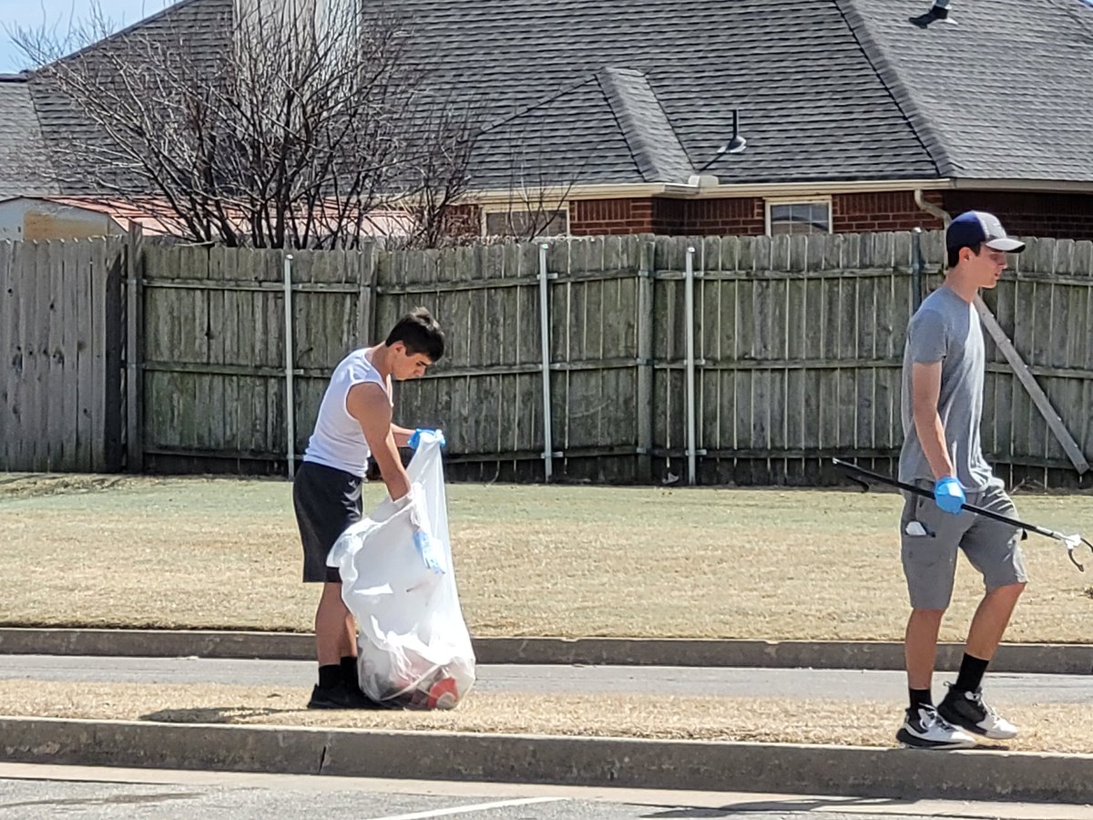 CoachWEvans's tweet photo. Great job to our @wrestlejags today! Our guys picked up tons of trash @WestmooreHS! #schoolpride https://t.co/tWZS28iq7Z