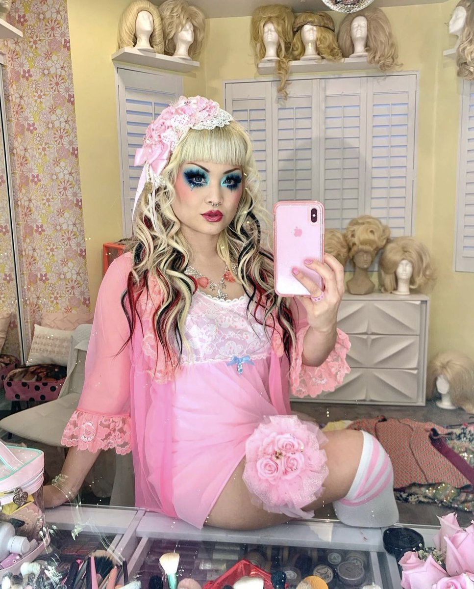 sugarpillmakeup's tweet image. #Sugarpill founder @shrinkle wears Kim Chi Pressed Eyeshadow and Bulletproof Pressed Eyeshadow with @trixiecosmetics Heartcore lipgloss from the #shrinkle collab!