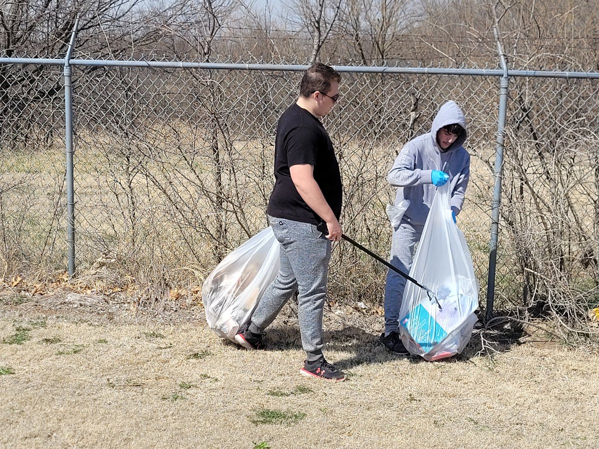CoachWEvans's tweet photo. Great job to our @wrestlejags today! Our guys picked up tons of trash @WestmooreHS! #schoolpride https://t.co/tWZS28iq7Z