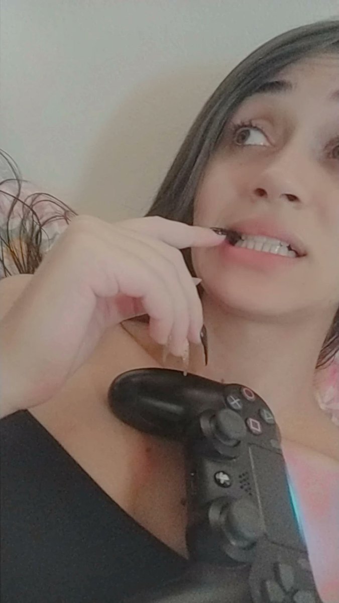 Dayvaillant's tweet photo. Minha vida é baseada em:
Cama e Playstation.
#tovelha https://t.co/8C6ASn4Bur