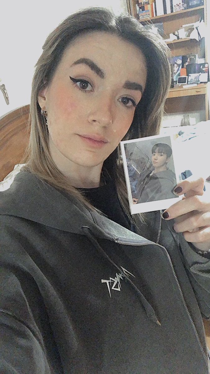 Elistay807's tweet photo. Posso morire in pace ๐ฅบ๐ vi prego รจ bellissima ๐๐๐ฅบ๐ฅบ #JUNGKOOK #bybtsmerch https://t.co/IuBRlISHFe