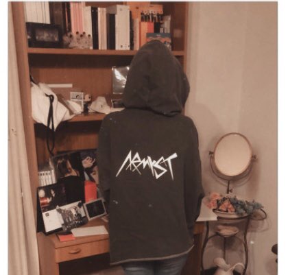 Elistay807's tweet photo. Posso morire in pace ๐ฅบ๐ vi prego รจ bellissima ๐๐๐ฅบ๐ฅบ #JUNGKOOK #bybtsmerch https://t.co/IuBRlISHFe