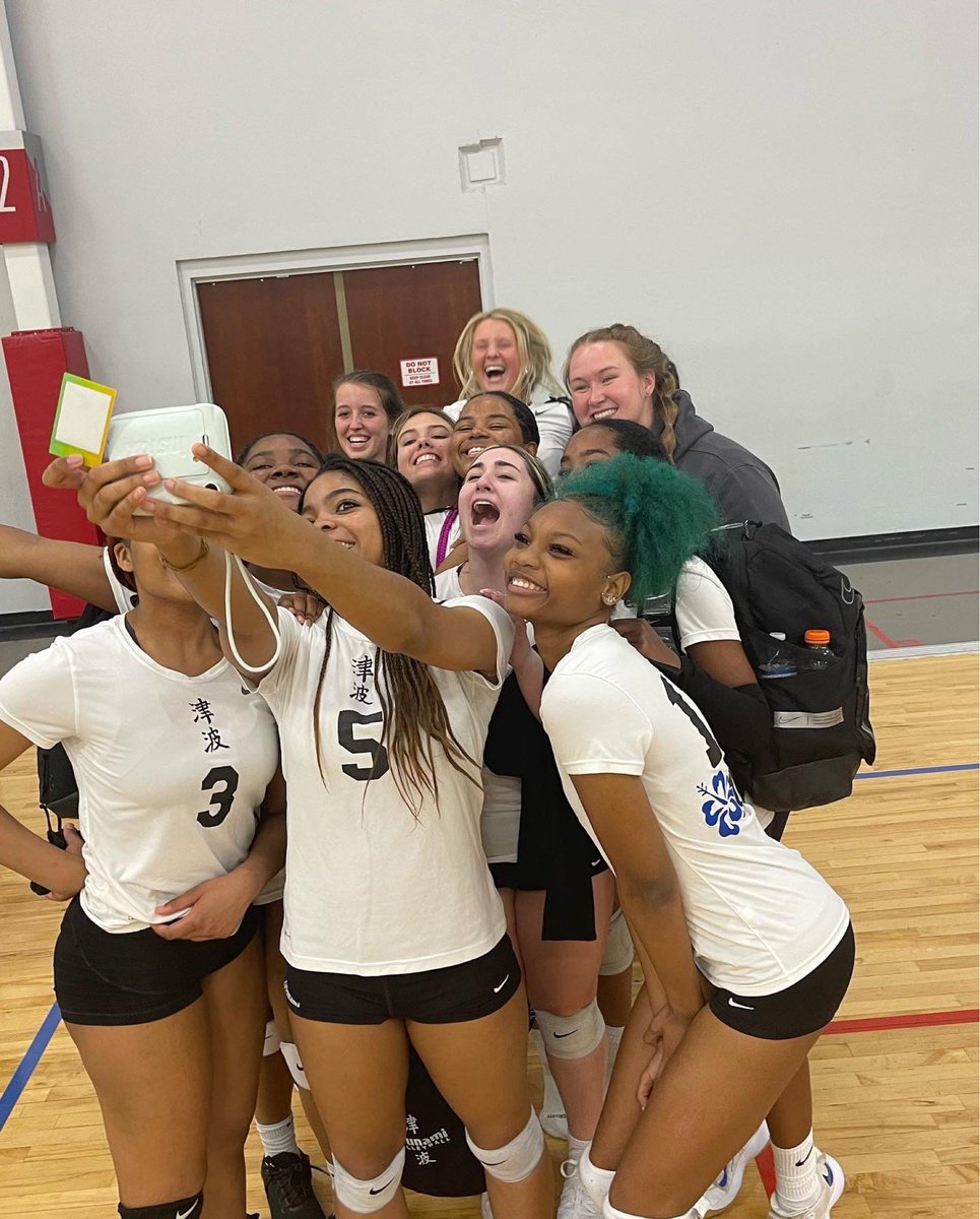 dlacybrooks's tweet photo. It was a busy volleyball weekend in Spartanburg, SC. Cyd's team won the 16 team Copper division. They played hard and had fun too. #tsunamivolleyball #gobigwave https://t.co/gz3XAAQrFF