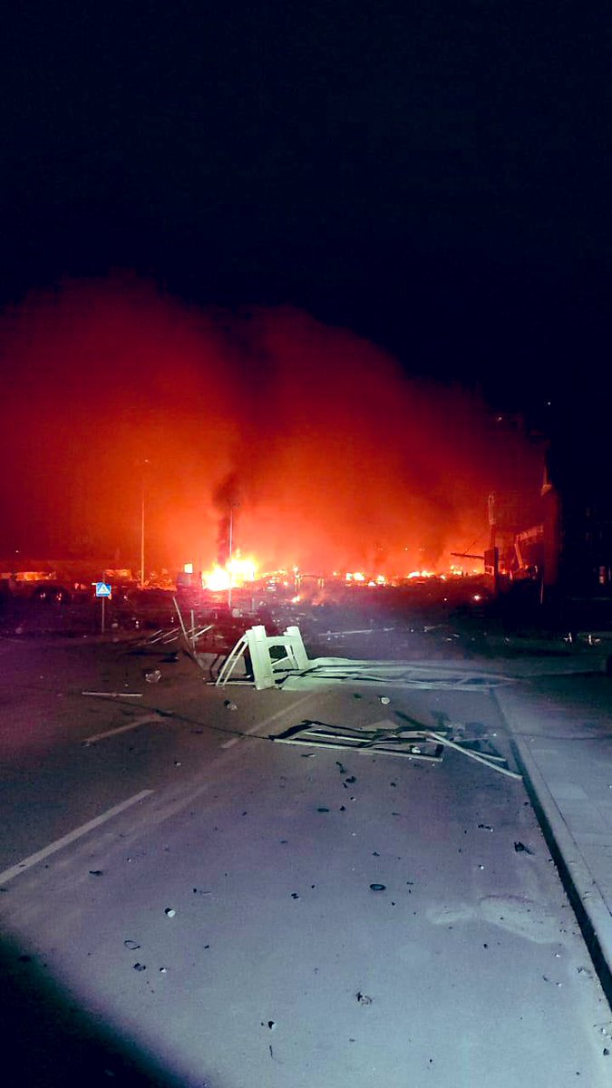 ukrpravda_news's tweet photo. Кличко: Кілька вибухів у Подільському районі столиці. Зокрема, з інформації на даний момент, деякі будинки та на території одного з торгових центрів. Рятувальники, медики і поліція вже на місці https://t.co/KL4evHxamh