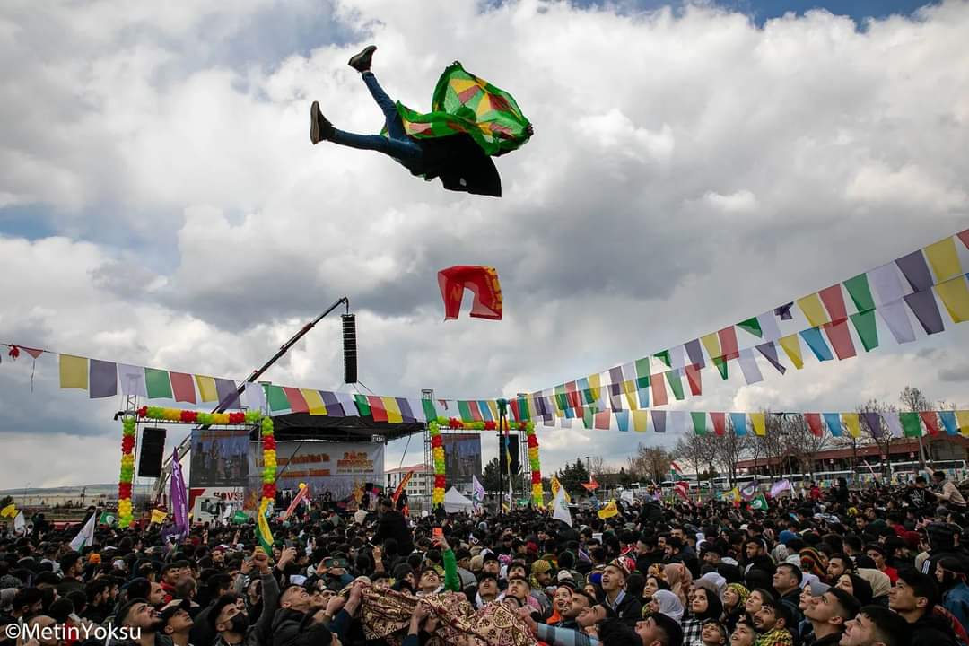 Bir mısra der ki; 
"Hayat kısa, Kürtler uçuyor."
Hewal Cemale Sûreyâ..😁

#NewrozPirozBe 
#Newroz2022 
#NewrozHat