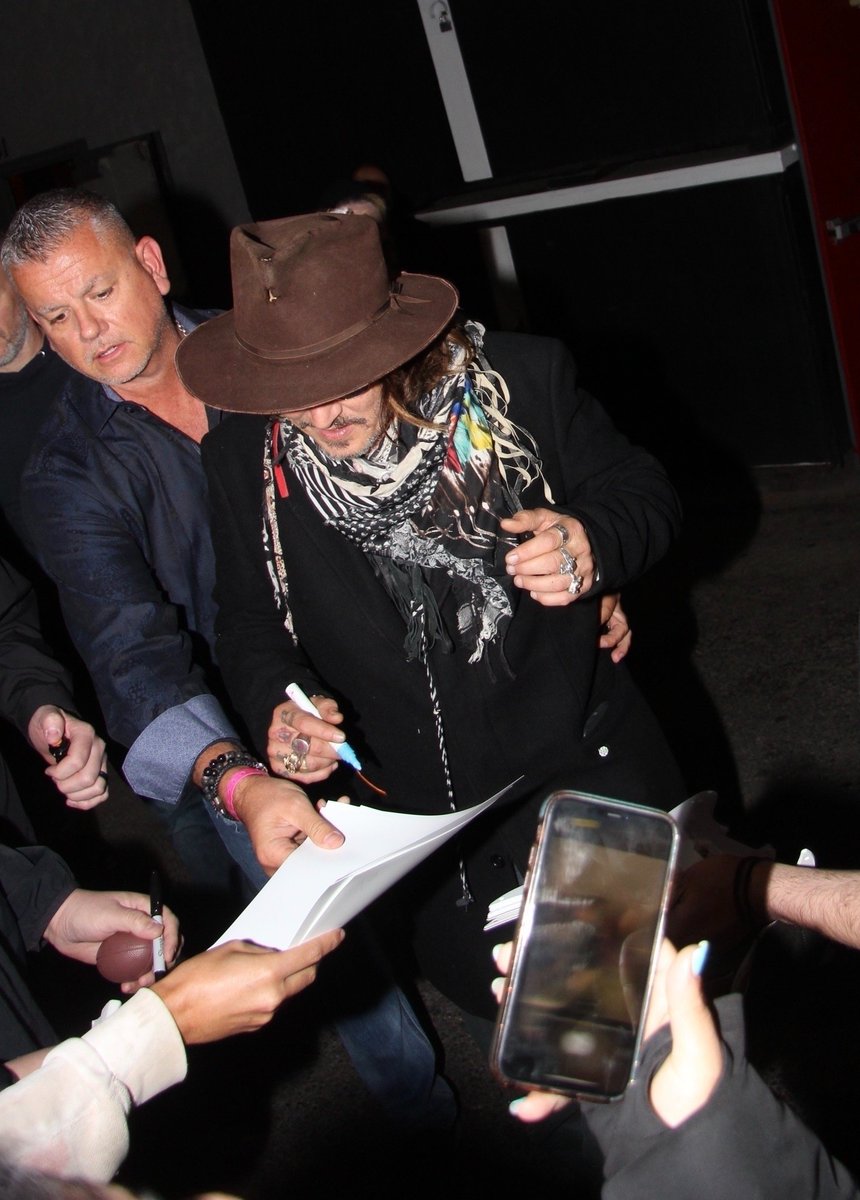 depplovers's tweet photo. #JohnnyDepp Greeting Fans Outside A Charity Concert At The Troubadour in Los Angeles yesterday night (March/19/2022) https://t.co/b2IRtXBPbc
