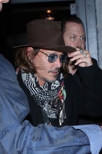 depplovers's tweet photo. #JohnnyDepp Greeting Fans Outside A Charity Concert At The Troubadour in Los Angeles yesterday night (March/19/2022) https://t.co/b2IRtXBPbc
