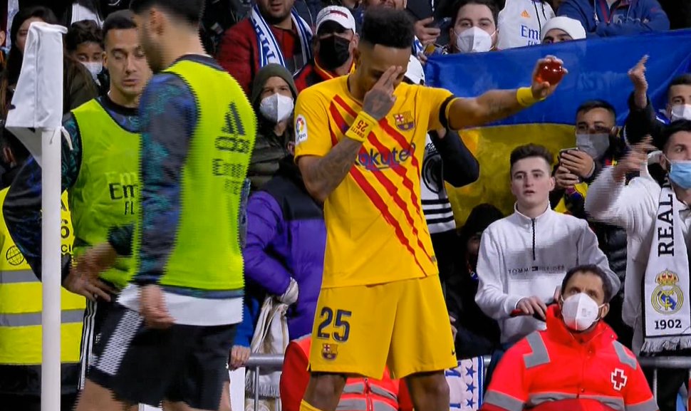 marca's tweet photo. 🐉 ¿Una bola de dragón? @Auba 

Así ha celebrado el 0-4 en #ElClásico 

https://t.co/B6uCHYhoc2 https://t.co/6kewesdUu0