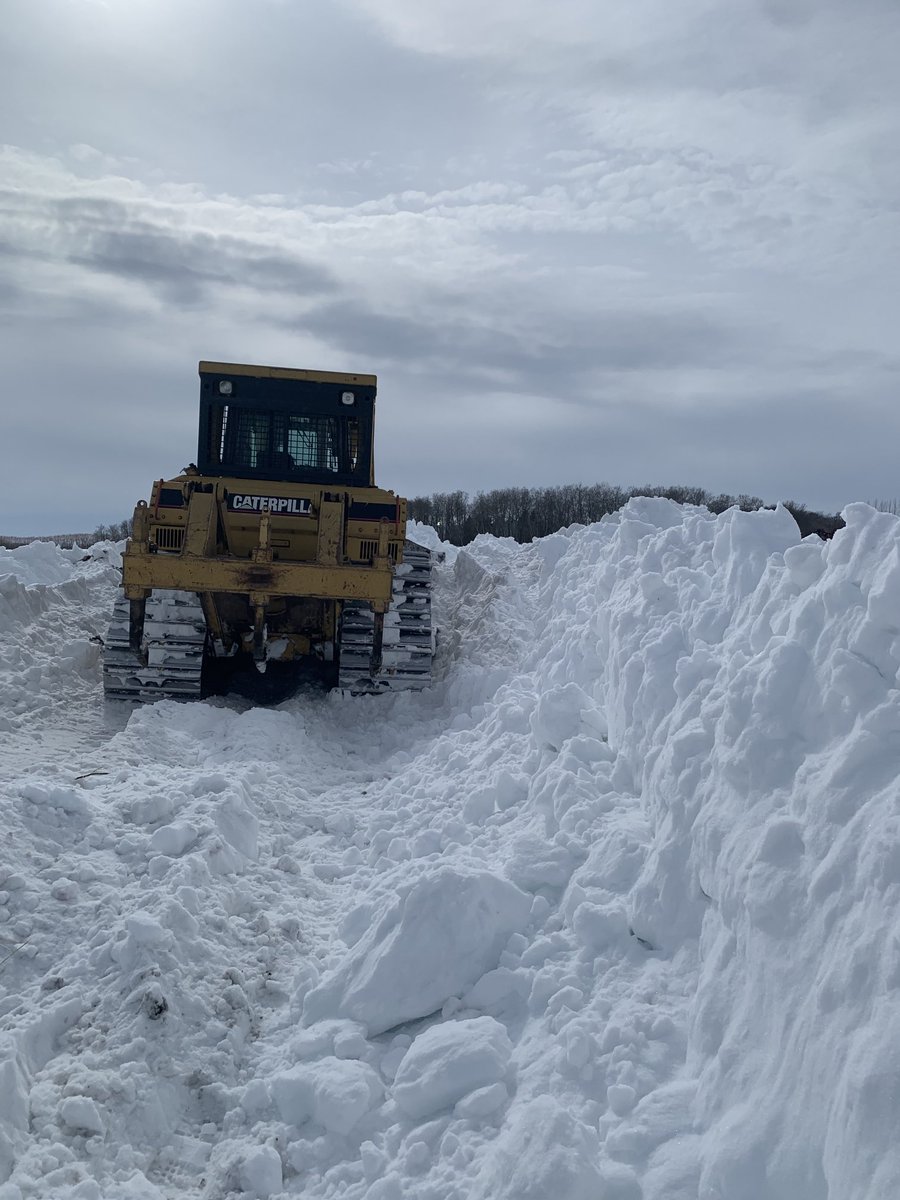 jpcnott's tweet photo. Lots of snow in the field yet. Hope it has lots of moisture. #plant22 will be awhile. https://t.co/i36E2G8XTm