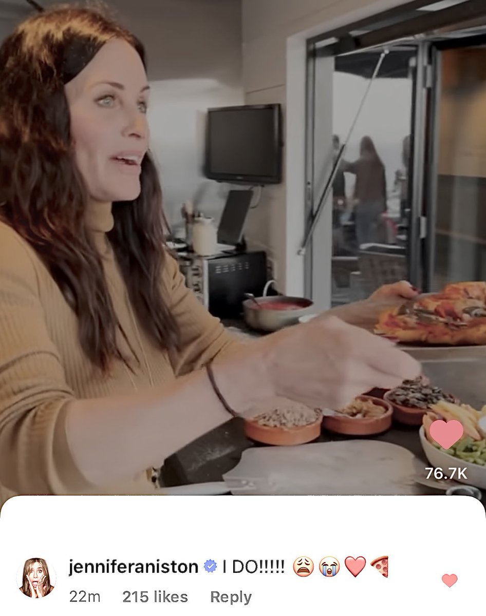 tinachella's tweet photo. Courteney Cox: “who wants to try my pizza? No one?”
Jennifer Aniston in the comments: https://t.co/JtiboDa1wT