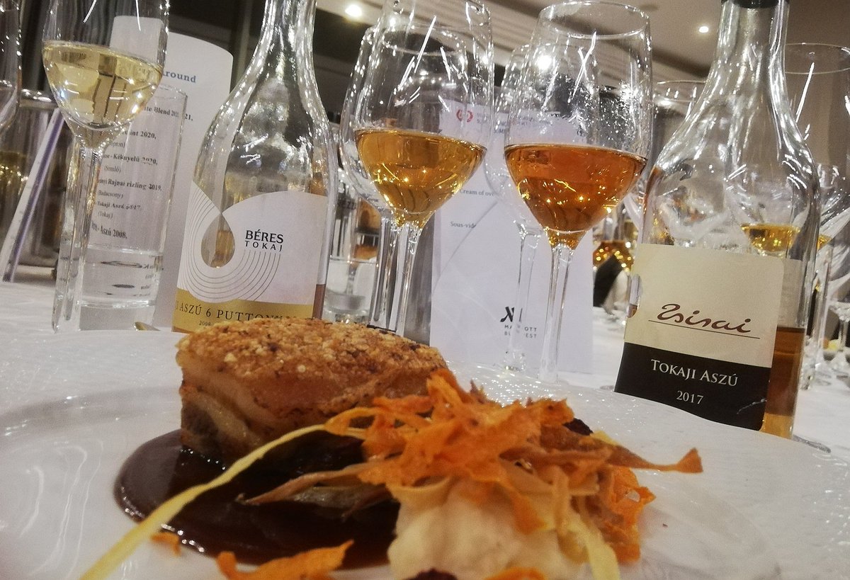 ChrisBoiling's tweet photo. Great start to the #hungarianwinesummit - they've paired Tokaji Aszus with the starter (roasted bell peppers) and the main course (slow-cooked pork belly) and red wines with the dessert (chocolate souffle).
#winemaking #wine #winelover #hungarianwine #tokajiwine https://t.co/l9vPMbqgcG