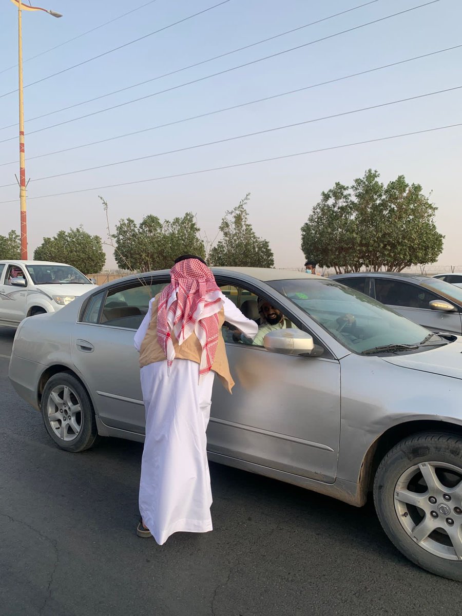 مشاركة @ljnhsh في #اسبوع_البيئة ممثلة بـ <a href="/nshama_shr/">فريق النشامى التطوعي</a> بالتعاون مع <a href="/SharurahEnv/">جمعية طبيعة للحفاظ على البيئة بشرورة</a> و شعبة مرور #شرورة بتوزيع عدد من الشتلات الزراعية 

#بيئتنا_مسؤوليتنا