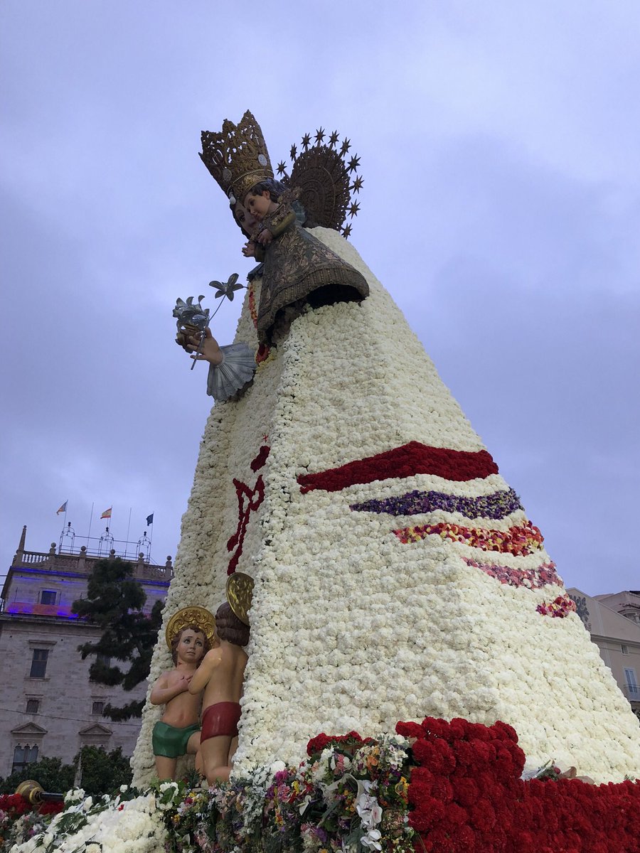 Pablo99Abad's tweet photo. Virgen de los Desamparados con manto de flores. Gracias Valencia por dejarme ver esta imagen. ✝️❤️
#Ofrena22 #Ofrenda2022 #ofrenda22 #Fallas2022 #Falles2022 #Falles22 https://t.co/u7e9L1lCrn