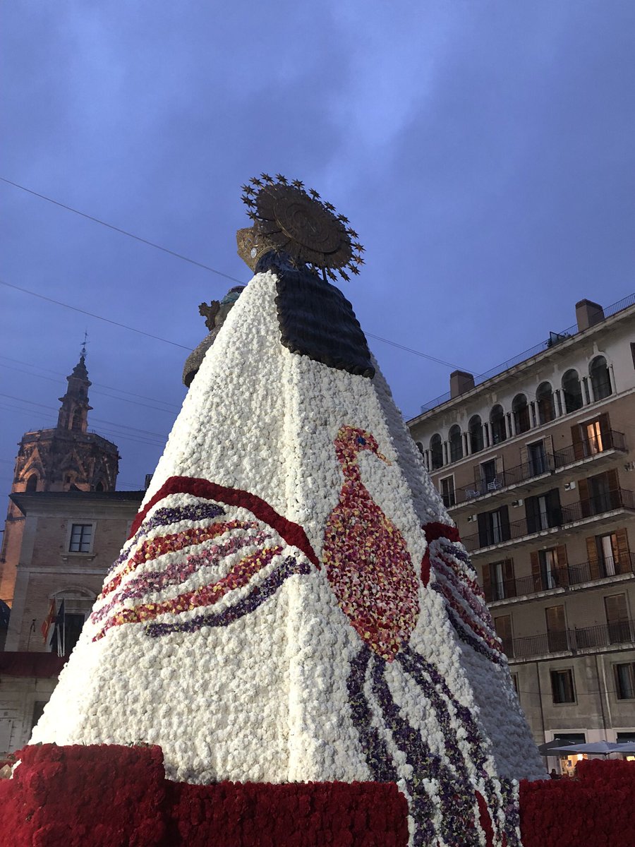 Pablo99Abad's tweet photo. Virgen de los Desamparados con manto de flores. Gracias Valencia por dejarme ver esta imagen. ✝️❤️
#Ofrena22 #Ofrenda2022 #ofrenda22 #Fallas2022 #Falles2022 #Falles22 https://t.co/u7e9L1lCrn