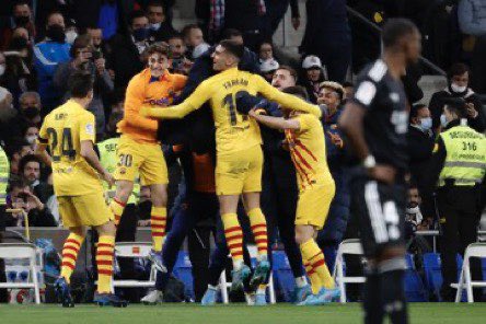 barqnewskw's tweet photo. برشلونة يبدع ويمتع ويكتفي برباعية نظيفة في شباك غريمه التاريخي ريال مدريد في معقله سانتياغو برنابيو 

#ريال_مدريد_برشلونه 
#كلاسيكو_الأرض https://t.co/I4mceSXvCq