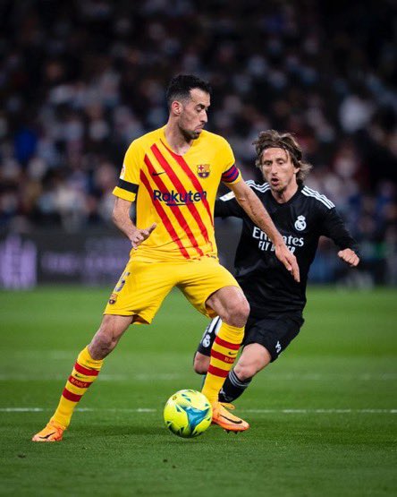 barqnewskw's tweet photo. برشلونة يبدع ويمتع ويكتفي برباعية نظيفة في شباك غريمه التاريخي ريال مدريد في معقله سانتياغو برنابيو 

#ريال_مدريد_برشلونه 
#كلاسيكو_الأرض https://t.co/I4mceSXvCq