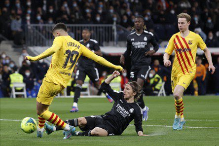 barqnewskw's tweet photo. برشلونة يبدع ويمتع ويكتفي برباعية نظيفة في شباك غريمه التاريخي ريال مدريد في معقله سانتياغو برنابيو 

#ريال_مدريد_برشلونه 
#كلاسيكو_الأرض https://t.co/I4mceSXvCq