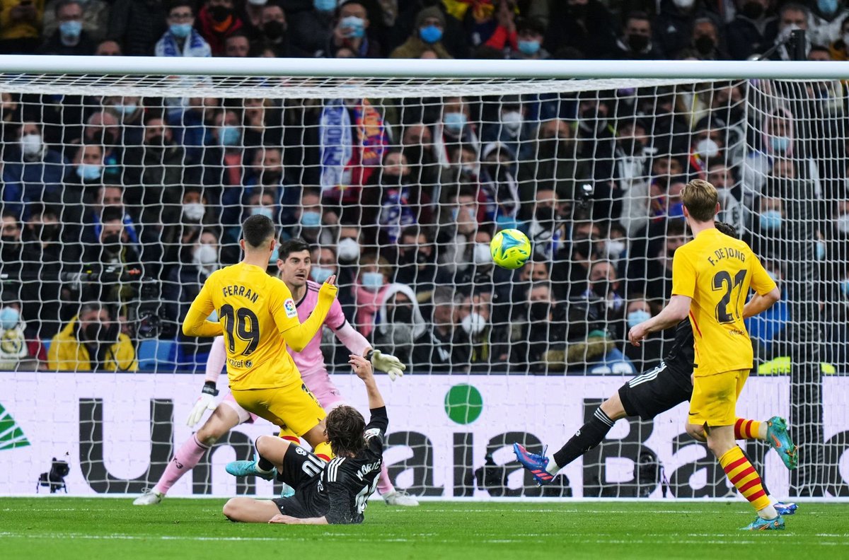 SiaranBolaLive's tweet photo. FT #ElClasico 
Real Madrid 0-4 Barcelona
(Auba 29', 51', Araujo 38', Ferran Torres 47')

Begini doang...
Biasanya juga Begitu... https://t.co/fdQYpylLh5