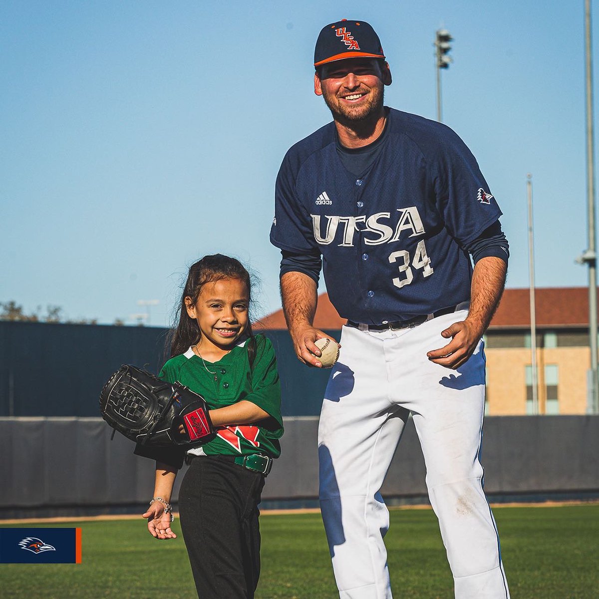 UTSABSB's tweet photo. Some 📸 of postgame clinic fun at Roadrunner Field with UTSA Baseball 🤩⚾️

#BirdsUp🤙 https://t.co/XuFbtEW0yJ