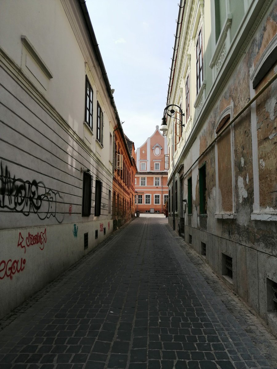 dragoscoriolan's tweet photo. Acum fix doi ani 21.03.2020 ora 10:20 #brasov #centru #pustiu https://t.co/EbPVRmWONi