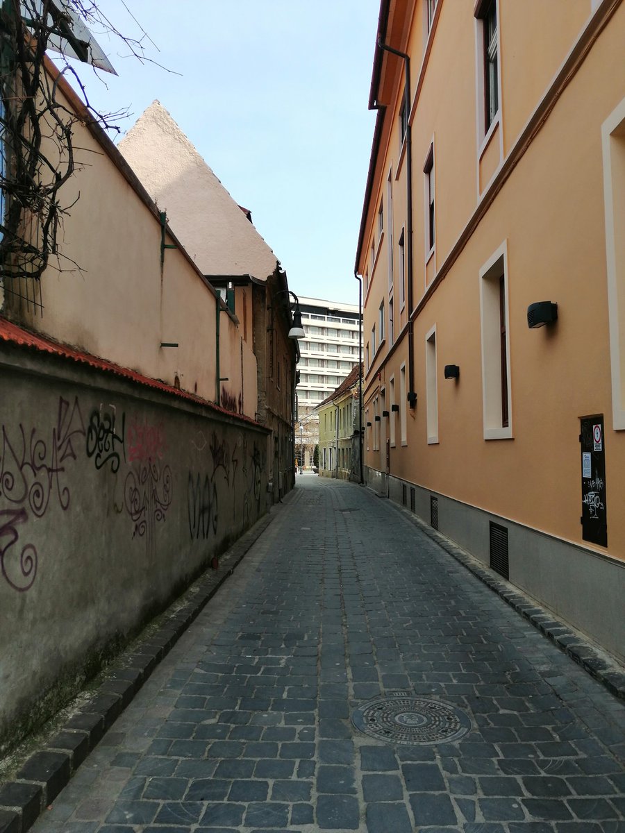 dragoscoriolan's tweet photo. Acum fix doi ani 21.03.2020 ora 10:20 #brasov #centru #pustiu https://t.co/EbPVRmWONi