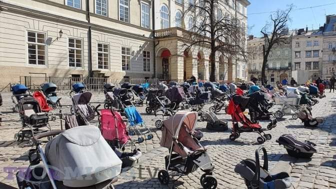 DrVladyslava's tweet photo. Day 25. 105 empty prams. This is the number of prematurely terminated children's lives by the war and the first reason why we will never forgive...#Ukraine️
#StandWithUkriane
#StopKillingOurChildren https://t.co/7okDoPImVV