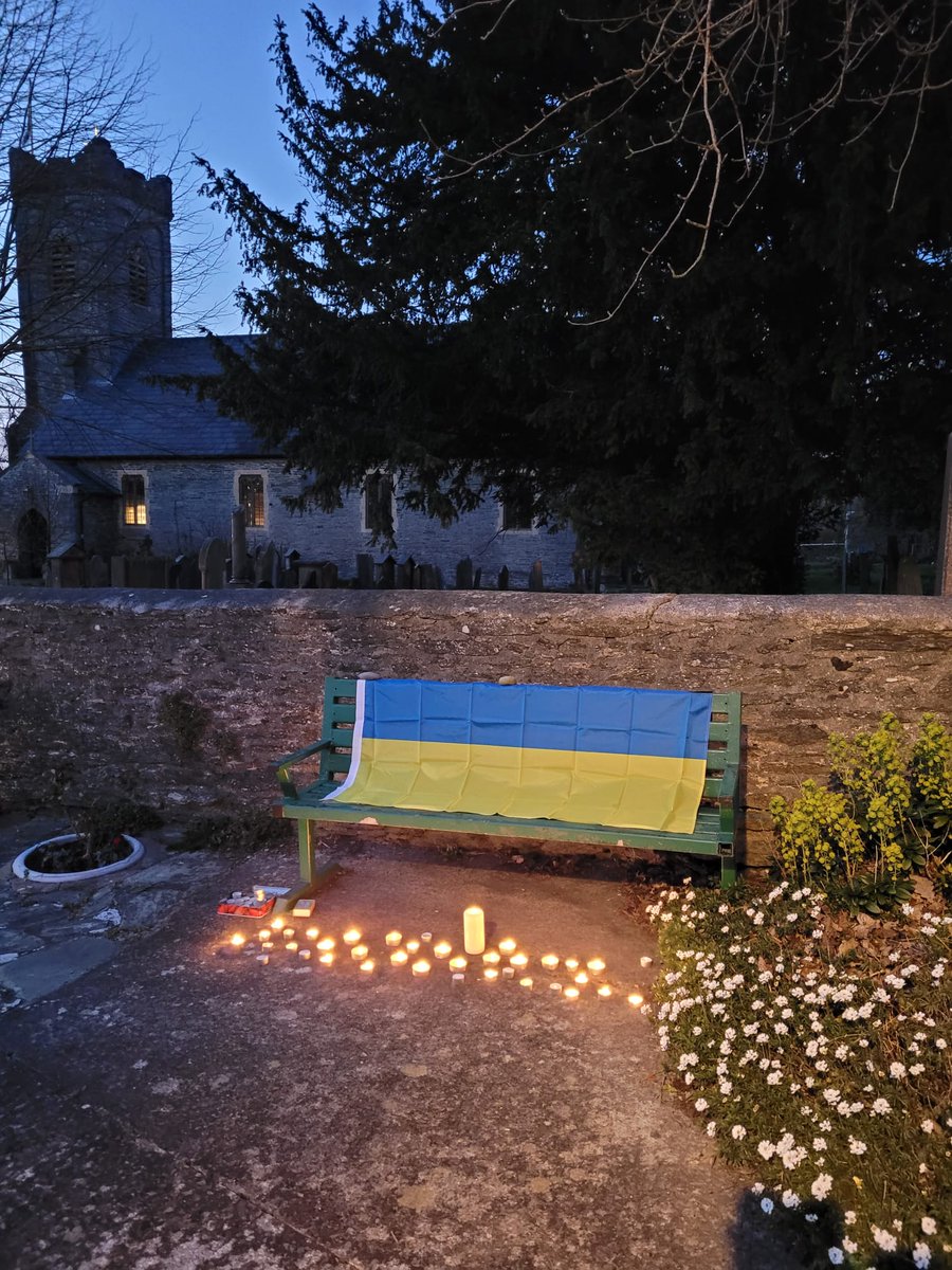 CemaesacEmlyn's tweet photo. Adeg hyfryd o fyfyrio heno yng Nghastellnewydd Emlyn. Gweddïwn am heddwch a chyfiawnder yn ein byd. 🙏🇺🇦❤️🕯️ #Peace #Ukraine️ @sianth79 @BUWales @dylth70 https://t.co/HKxQgruno6